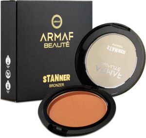 بودرة تسمير بيوتي ستانر من ارماف: بودرة تسمير غير لامعة للحصول على إشراق طبيعي، بودرة فائقة النعومة بـ3 درجات نحت، بلون ساندي شاين