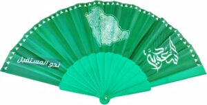 مروحة يد لليوم الوطني السعودي 95 - مروحة قابلة للطي بلون أخضر، مزينة بخريطة المملكة والخط العربي وشعار "نحو المستقبل" تذكار أنيق واكسسوار مثالي للاحتفالات والمناسبات